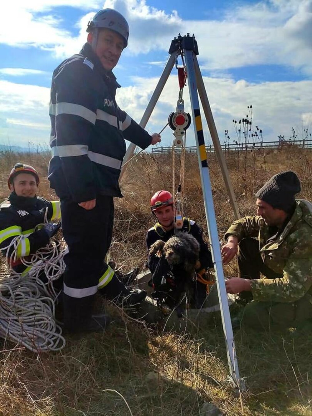 VIDEO Momentul în care un cățel căzut într-un puț adânc de 12 metri este salvat de pompierii militari - Imaginea 4