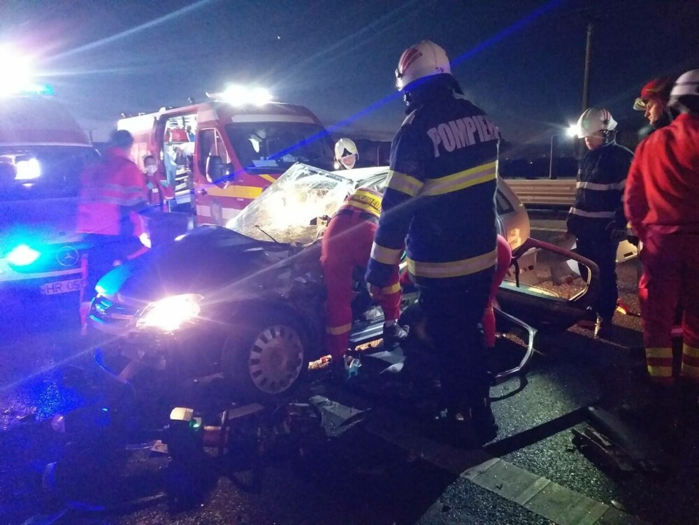 Accident rutier pe A1 Sibiu. Un tir s-a răsturnat după ce a acroșat un utilaj de deszăpezire staționat pe banda de urgență - Imaginea 3