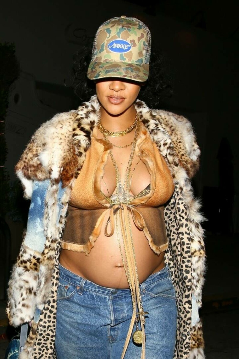 Rihanna adoptă ținute din ce în ce mai îndrăznețe, de când e gravidă. Cum a apărut în Los Angeles - Imaginea 7
