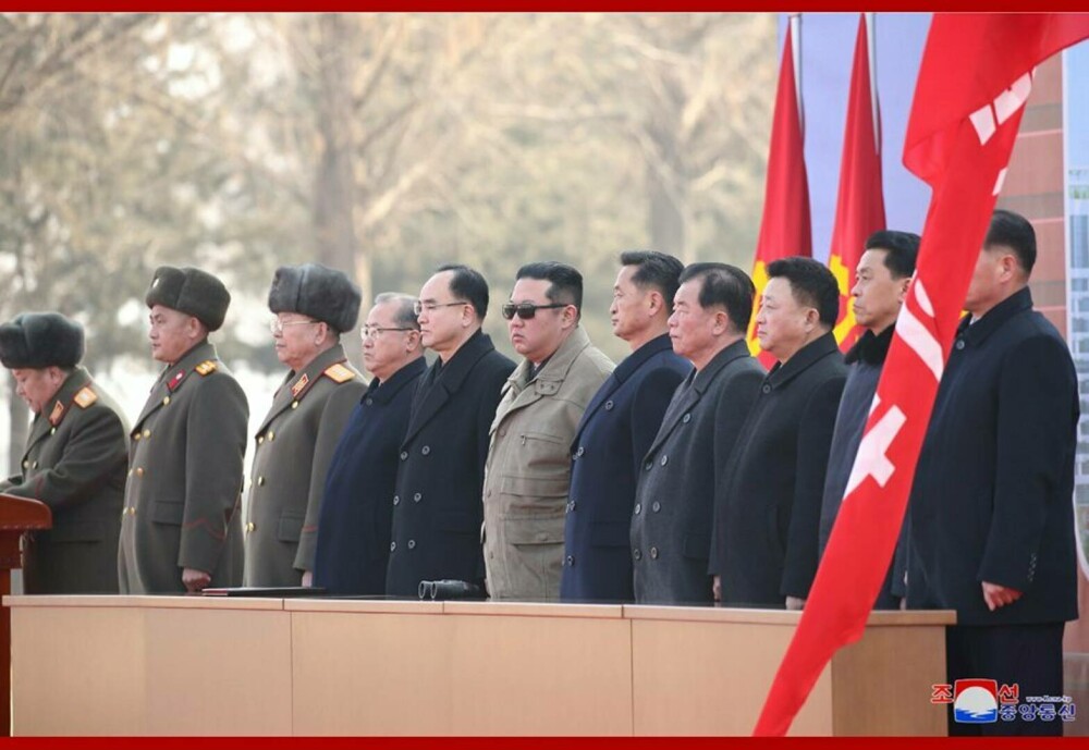 Kim Jong Un, cu ochelari de soare şi jachetă militară la inaugurarea unui proiect imobiliar mamut la Phenian - Imaginea 5