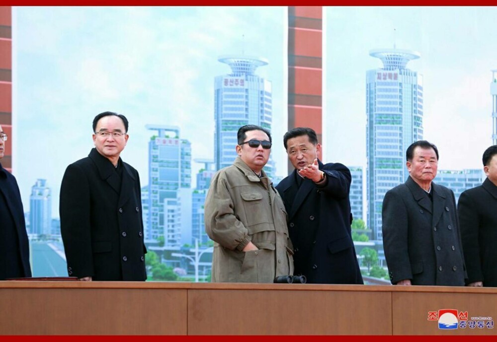 Kim Jong Un, cu ochelari de soare şi jachetă militară la inaugurarea unui proiect imobiliar mamut la Phenian - Imaginea 6