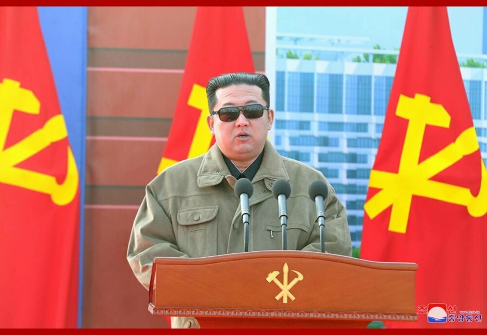 Kim Jong Un, cu ochelari de soare şi jachetă militară la inaugurarea unui proiect imobiliar mamut la Phenian - Imaginea 7