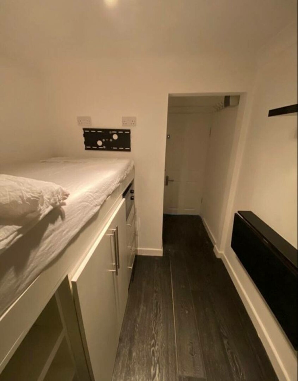 Cel mai mic apartament din Londra a fost scos la vânzare pentru 50.000 de lire. Cum arată locuința de 7 mp GALERIE FOTO - Imaginea 2
