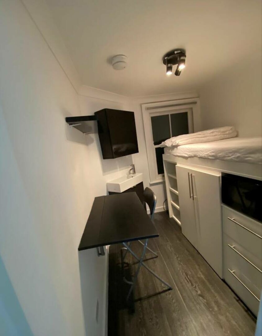 Cel mai mic apartament din Londra a fost scos la vânzare pentru 50.000 de lire. Cum arată locuința de 7 mp GALERIE FOTO - Imaginea 8