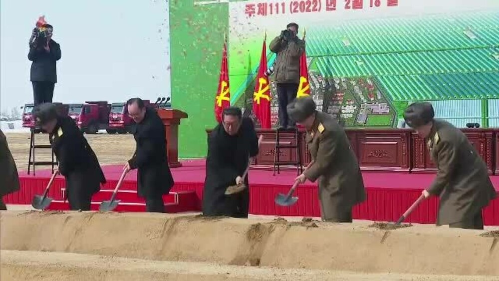 Kim Jong Un a săpat pe șantierul unei noi ferme, în uralele soldaților fericiți să îl vadă - Imaginea 2