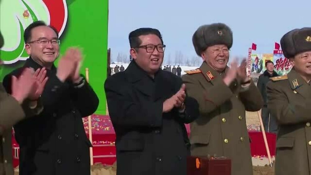 Kim Jong Un a săpat pe șantierul unei noi ferme, în uralele soldaților fericiți să îl vadă - Imaginea 11