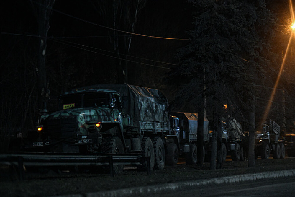 Scene dramatice în Kiev. Oamenii fug din oraș, ieșirea e blocată de coloane de mașini, cozi la bancomate. FOTO și VIDEO - Imaginea 9