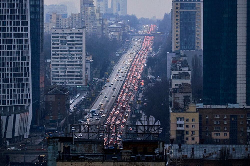 Scene dramatice în Kiev. Oamenii fug din oraș, ieșirea e blocată de coloane de mașini, cozi la bancomate. FOTO și VIDEO - Imaginea 3