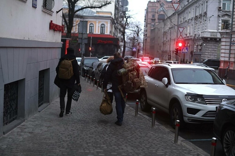 Scene dramatice în Kiev. Oamenii fug din oraș, ieșirea e blocată de coloane de mașini, cozi la bancomate. FOTO și VIDEO - Imaginea 6