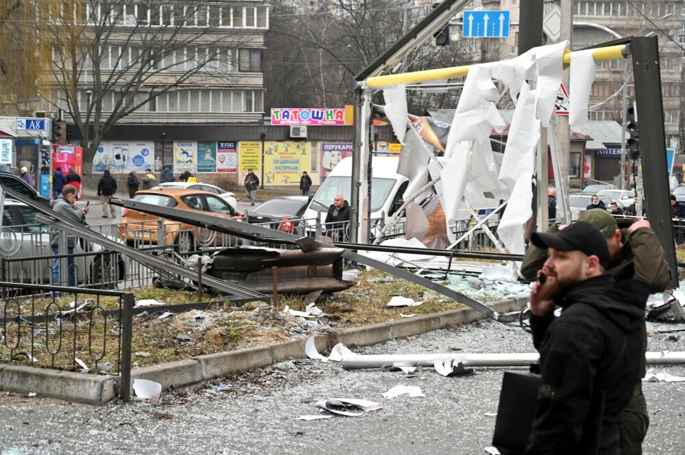Scene dramatice în Kiev. Oamenii fug din oraș, ieșirea e blocată de coloane de mașini, cozi la bancomate. FOTO și VIDEO - Imaginea 14