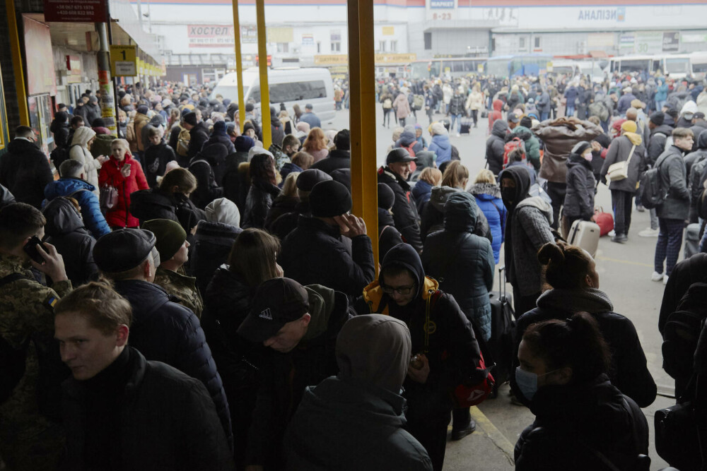 Scene dramatice în Kiev. Oamenii fug din oraș, ieșirea e blocată de coloane de mașini, cozi la bancomate. FOTO și VIDEO - Imaginea 16