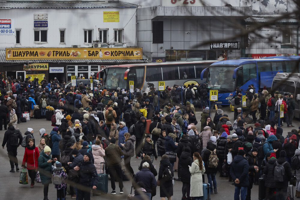 Scene dramatice în Kiev. Oamenii fug din oraș, ieșirea e blocată de coloane de mașini, cozi la bancomate. FOTO și VIDEO - Imaginea 17