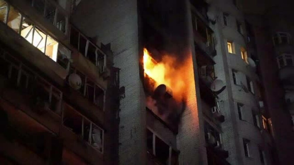 Explozii puternice în Kiev. O rachetă a lovit un bloc de locuințe, oamenii se adăpostesc în stațiile de metrou - Imaginea 1