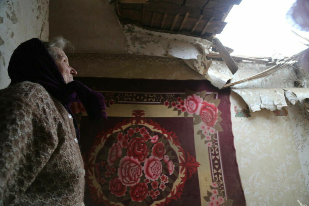 GALERIE FOTO Imagini devastatoare din Ucraina. Oameni speriați și îndurerați își abandonează casele - Imaginea 3
