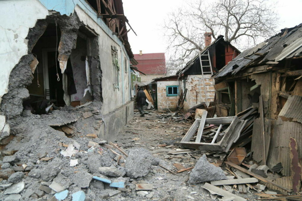 GALERIE FOTO Imagini devastatoare din Ucraina. Oameni speriați și îndurerați își abandonează casele - Imaginea 1