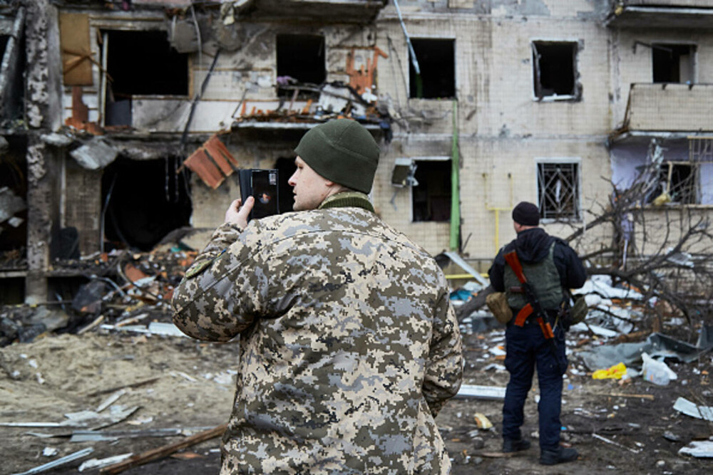 GALERIE FOTO. Imagini cu distrugerile provocate de rachetele ruse în Kiev. 137 de oameni au murit în Ucraina - Imaginea 8