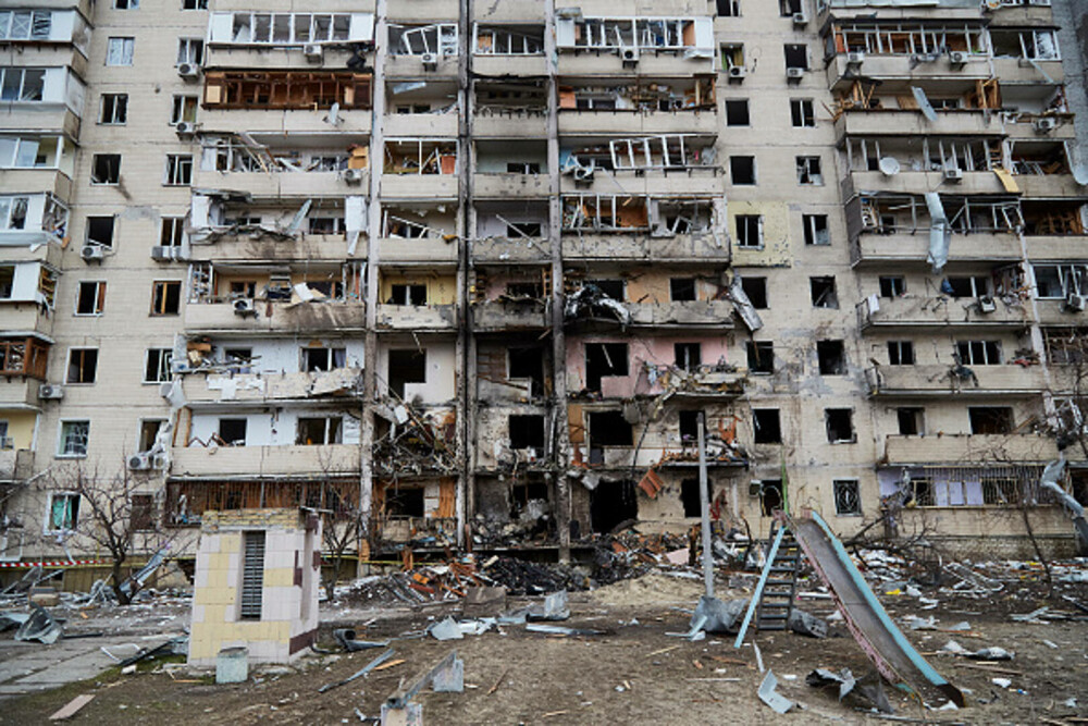 GALERIE FOTO. Imagini cu distrugerile provocate de rachetele ruse în Kiev. 137 de oameni au murit în Ucraina - Imaginea 9