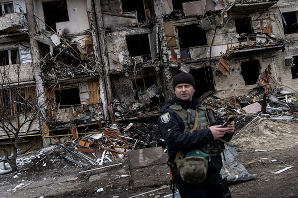GALERIE FOTO. Imagini cu distrugerile provocate de rachetele ruse în Kiev. 137 de oameni au murit în Ucraina - Imaginea 12