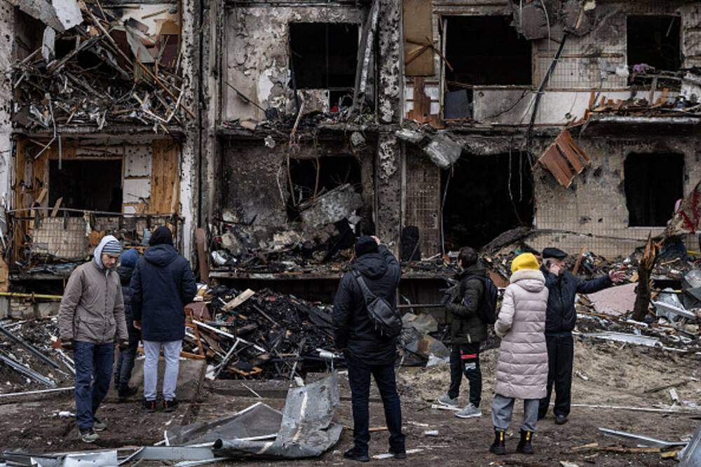 GALERIE FOTO. Imagini cu distrugerile provocate de rachetele ruse în Kiev. 137 de oameni au murit în Ucraina - Imaginea 13