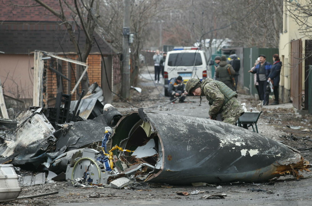 GALERIE FOTO. Imagini cu distrugerile provocate de rachetele ruse în Kiev. 137 de oameni au murit în Ucraina - Imaginea 1
