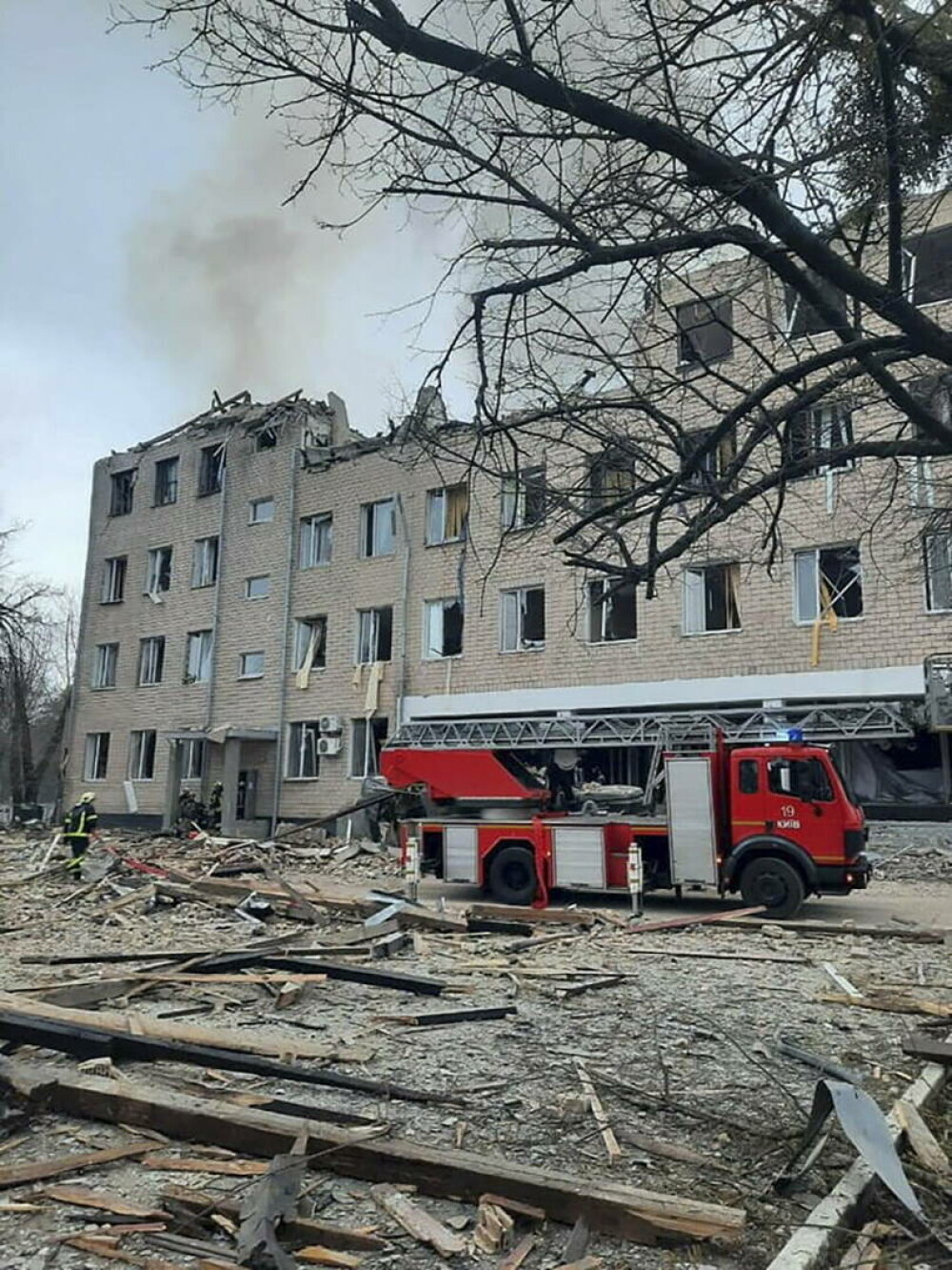 GALERIE FOTO. Imagini cu distrugerile provocate de rachetele ruse în Kiev. 137 de oameni au murit în Ucraina - Imaginea 2