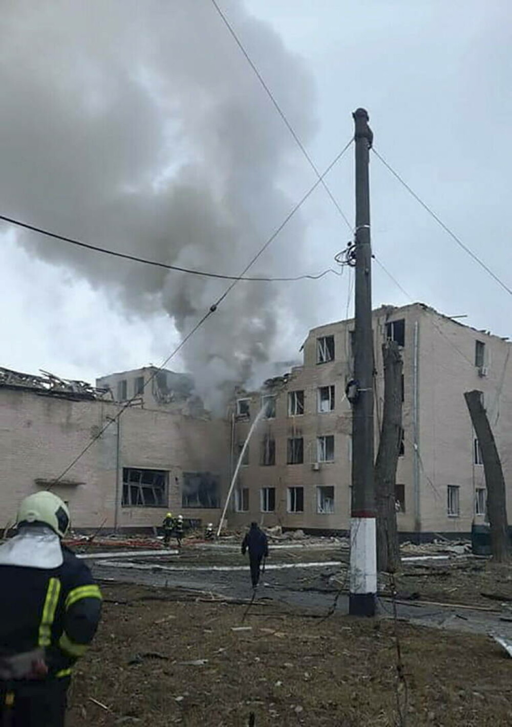 GALERIE FOTO. Imagini cu distrugerile provocate de rachetele ruse în Kiev. 137 de oameni au murit în Ucraina - Imaginea 3