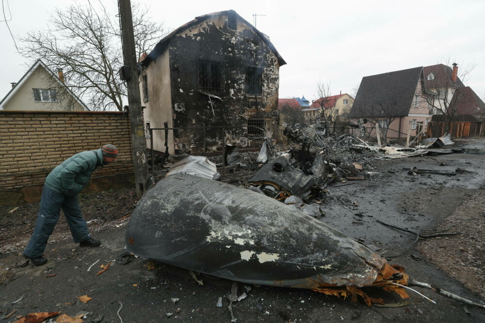 GALERIE FOTO. Imagini cu distrugerile provocate de rachetele ruse în Kiev. 137 de oameni au murit în Ucraina - Imaginea 5