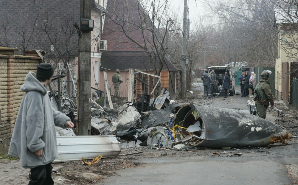 GALERIE FOTO. Imagini cu distrugerile provocate de rachetele ruse în Kiev. 137 de oameni au murit în Ucraina - Imaginea 6