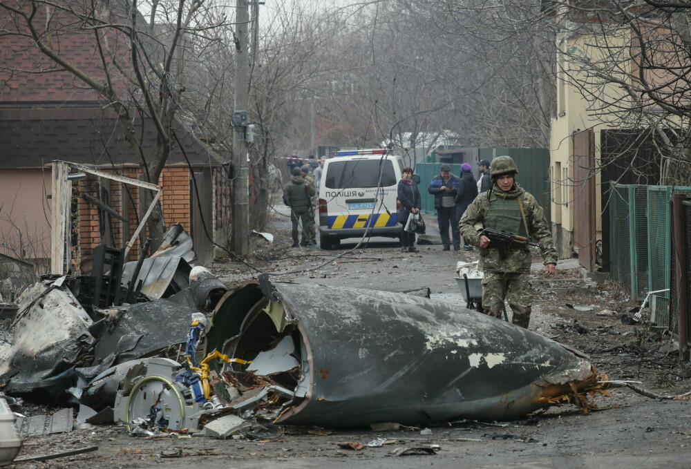 GALERIE FOTO. Imagini cu distrugerile provocate de rachetele ruse în Kiev. 137 de oameni au murit în Ucraina - Imaginea 7