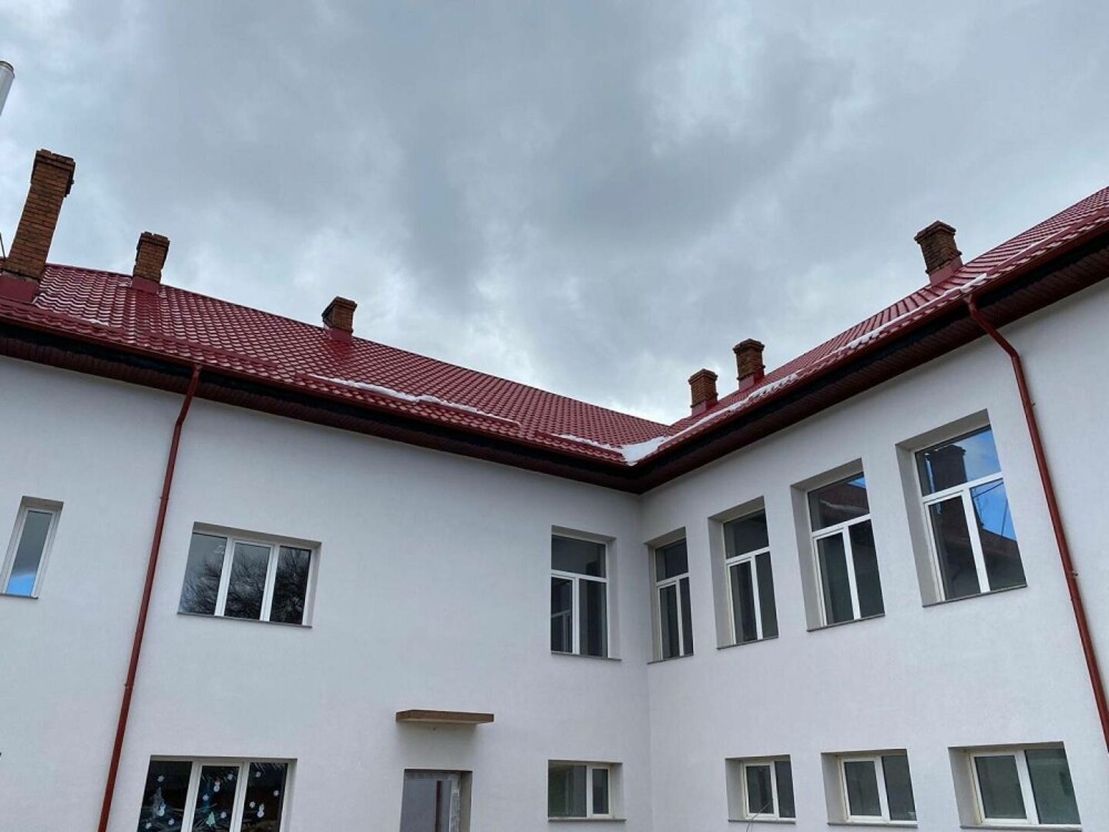 Școala din Lădăuți a fost renovată. 124.000 de livrări prin OLX au salvat unitatea de învățământ - Imaginea 8