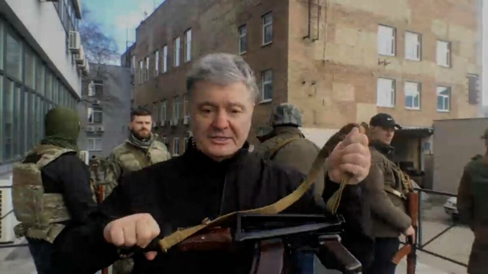 VIDEO. Fostul președinte al Ucrainei, Petro Poroșenko, umblă cu un Kalașnikov pe străzi - Imaginea 1