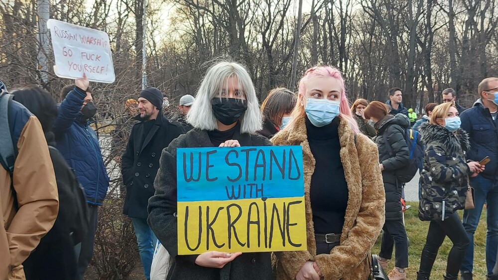 Bucureștenii s-au strâns la Ambasada Ucrainei pentru a-și manifesta solidaritatea. ”Nu putem sta deoparte” GALERIE FOTO - Imaginea 4