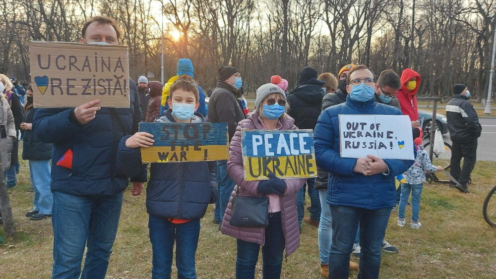 Bucureștenii s-au strâns la Ambasada Ucrainei pentru a-și manifesta solidaritatea. ”Nu putem sta deoparte” GALERIE FOTO - Imaginea 7