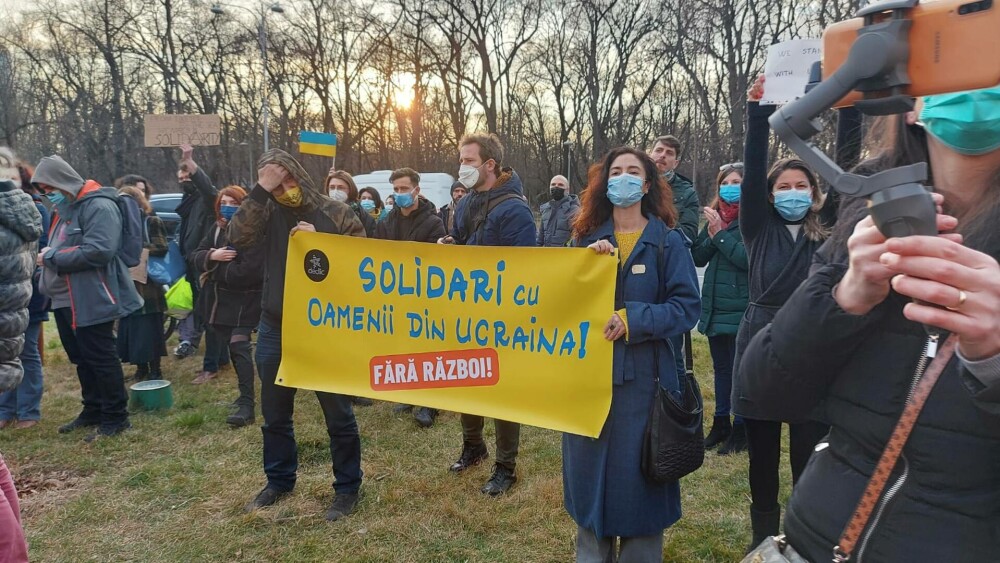 Bucureștenii s-au strâns la Ambasada Ucrainei pentru a-și manifesta solidaritatea. ”Nu putem sta deoparte” GALERIE FOTO - Imaginea 9