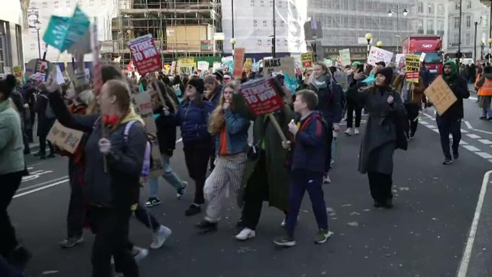 Marea Britanie, blocată de greve. Străzile marilor orașe au fost ocupate de oameni nemulțumiți. GALERIE FOTO - Imaginea 8