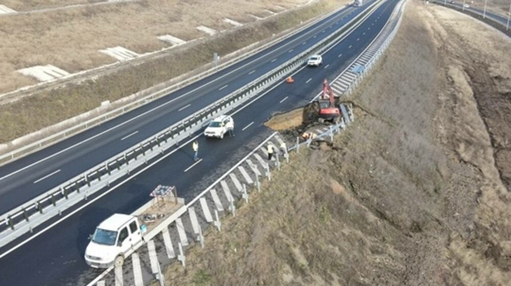 Cum arată autostrada Sebeș-Turda, închisă în urma unei alunecări de teren. Șoseaua este în garanție | FOTO, VIDEO - Imaginea 1