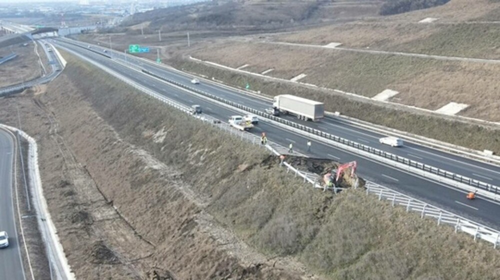 Cum arată autostrada Sebeș-Turda, închisă în urma unei alunecări de teren. Șoseaua este în garanție | FOTO, VIDEO - Imaginea 2