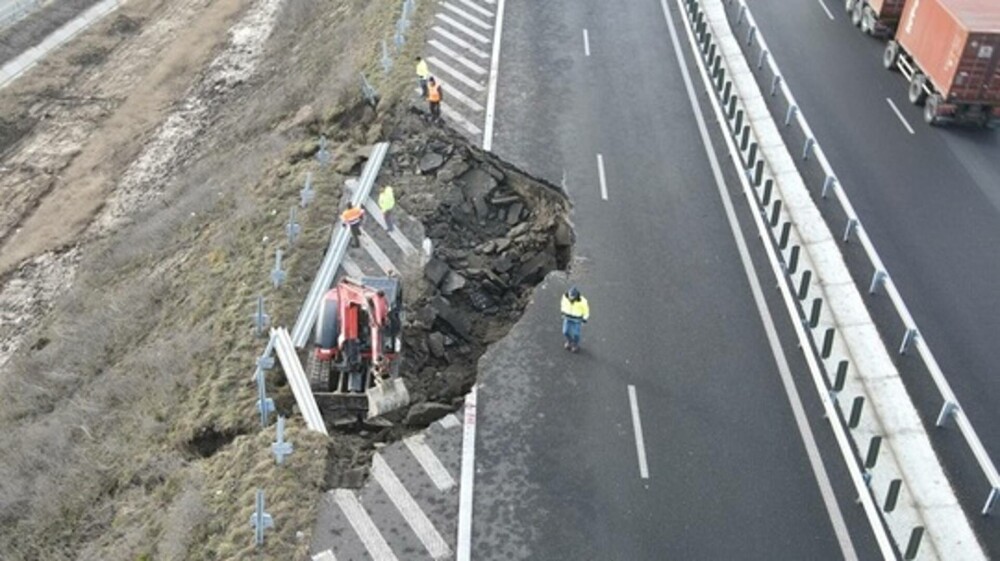 Cum arată autostrada Sebeș-Turda, închisă în urma unei alunecări de teren. Șoseaua este în garanție | FOTO, VIDEO - Imaginea 3