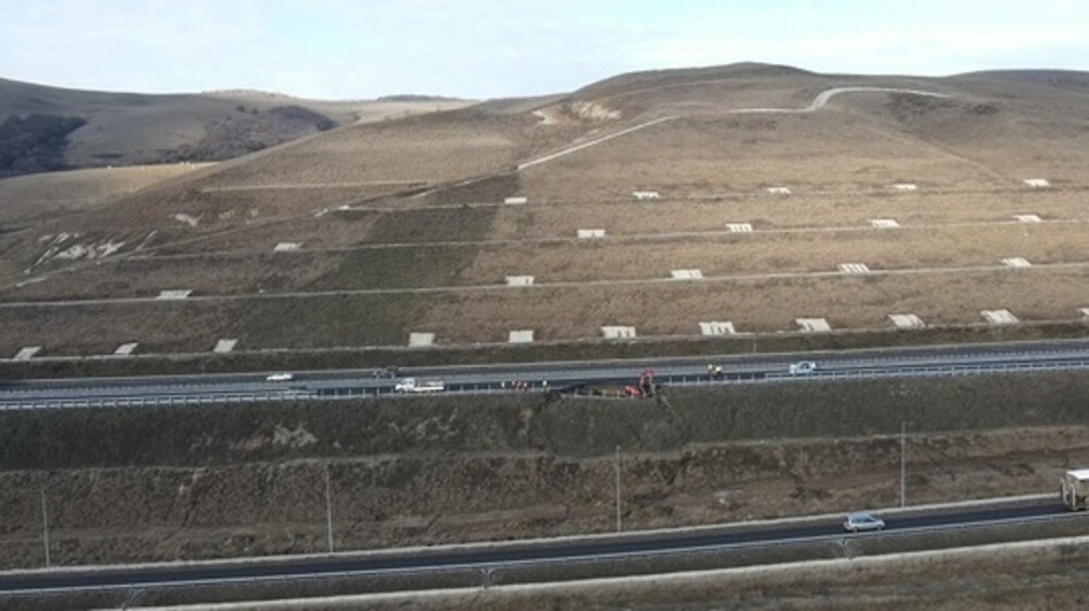 Cum arată autostrada Sebeș-Turda, închisă în urma unei alunecări de teren. Șoseaua este în garanție | FOTO, VIDEO - Imaginea 4