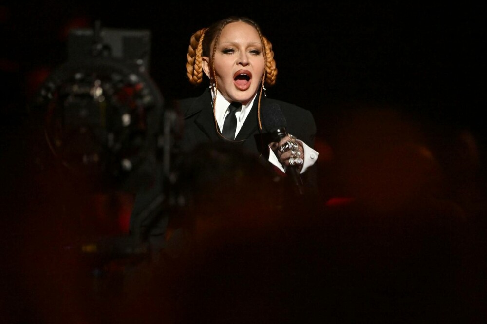FOTO. Madonna, de nerecunoscut la Premiile Grammy 2023. Fanii, pe rețelele de socializare: ”Doamne, ce și-a făcut?” - Imaginea 2