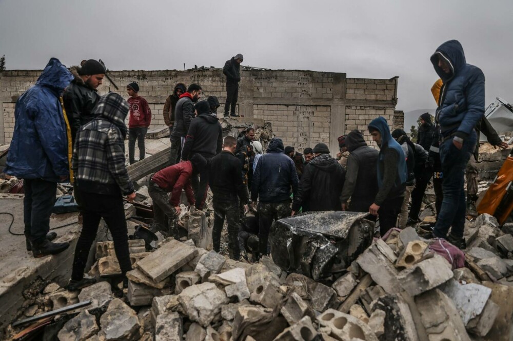GALERIE FOTO. Imaginile dezastrului, după cutremurele din Turcia. Clădiri rase de pe fața Pământului, oameni sub dărâmături - Imaginea 3