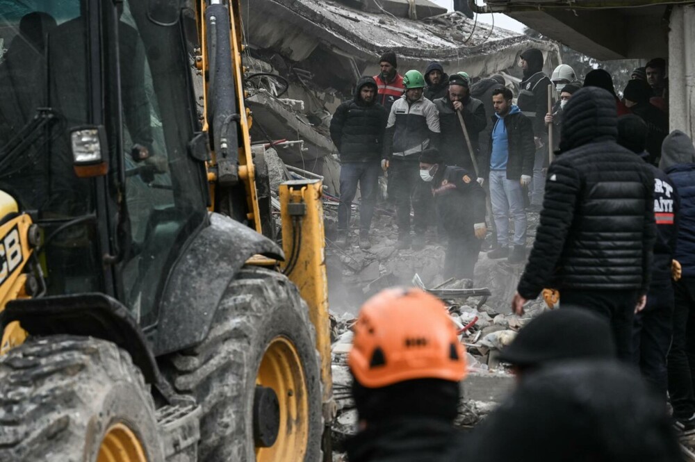 GALERIE FOTO. Imaginile dezastrului, după cutremurele din Turcia. Clădiri rase de pe fața Pământului, oameni sub dărâmături - Imaginea 7