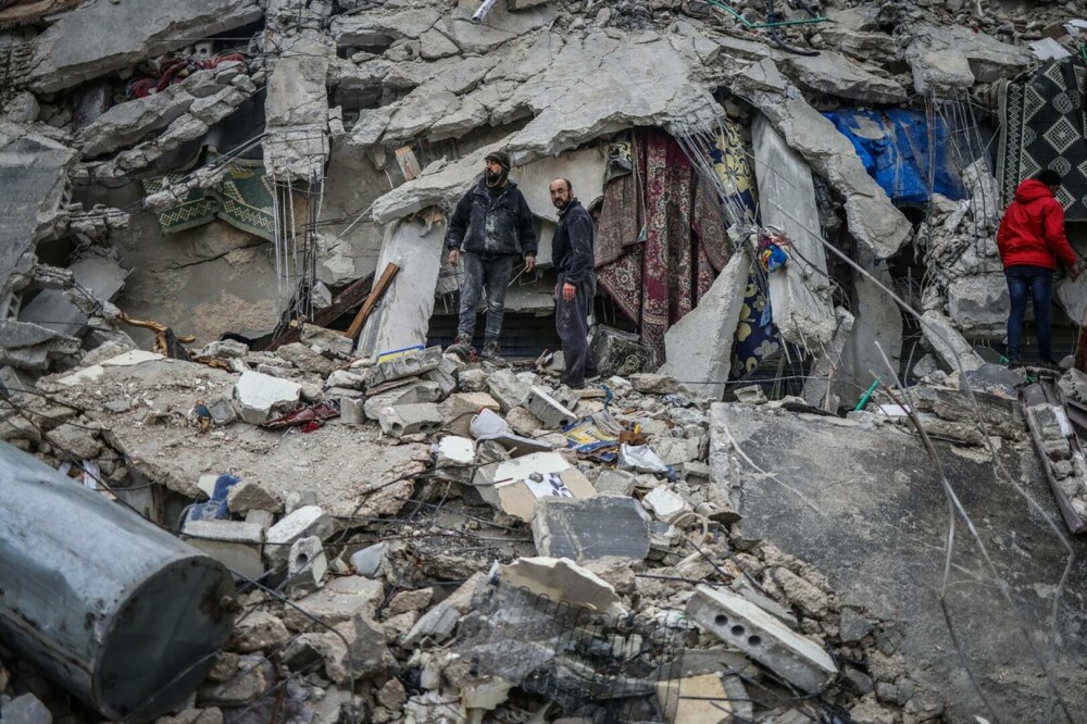 GALERIE FOTO. Imaginile dezastrului, după cutremurele din Turcia. Clădiri rase de pe fața Pământului, oameni sub dărâmături - Imaginea 9