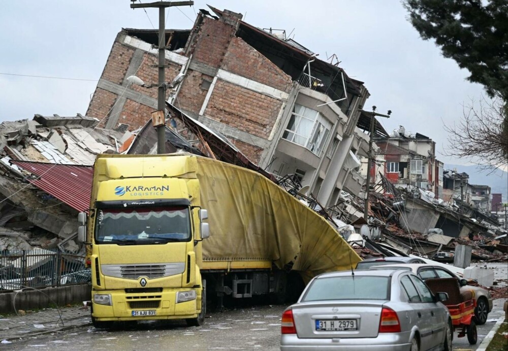 GALERIE FOTO. Imaginile dezastrului, după cutremurele din Turcia. Clădiri rase de pe fața Pământului, oameni sub dărâmături - Imaginea 12