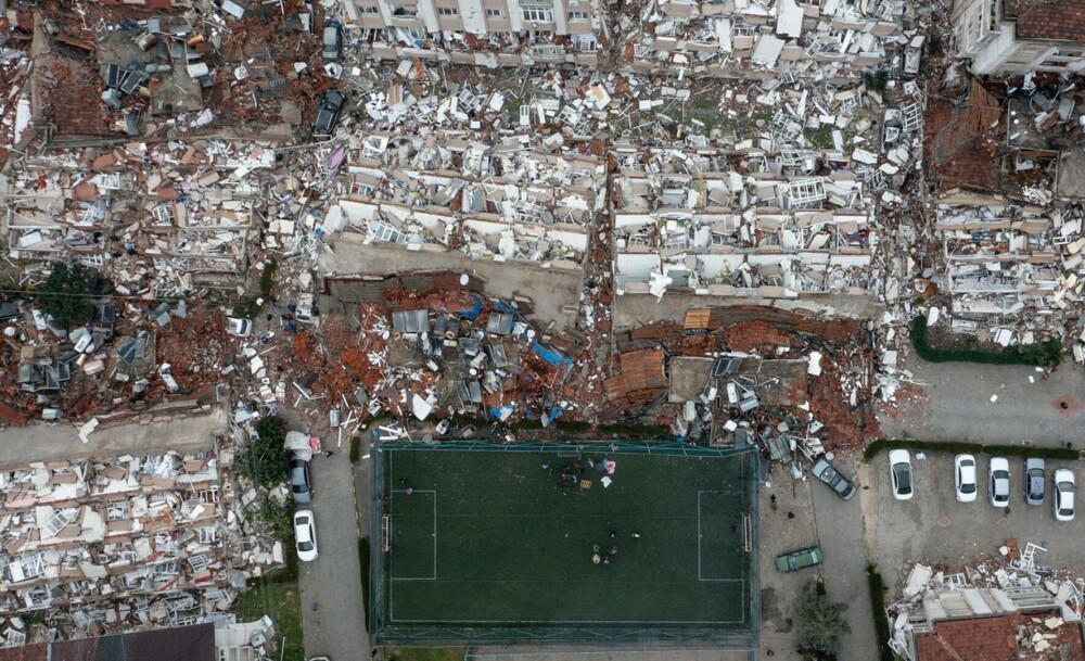 GALERIE FOTO. Imaginile dezastrului, după cutremurele din Turcia. Clădiri rase de pe fața Pământului, oameni sub dărâmături - Imaginea 13