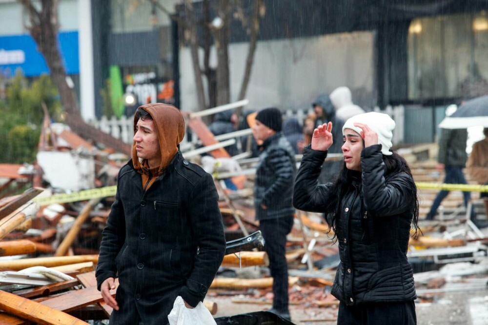 GALERIE FOTO. Imaginile dezastrului, după cutremurele din Turcia. Clădiri rase de pe fața Pământului, oameni sub dărâmături - Imaginea 30