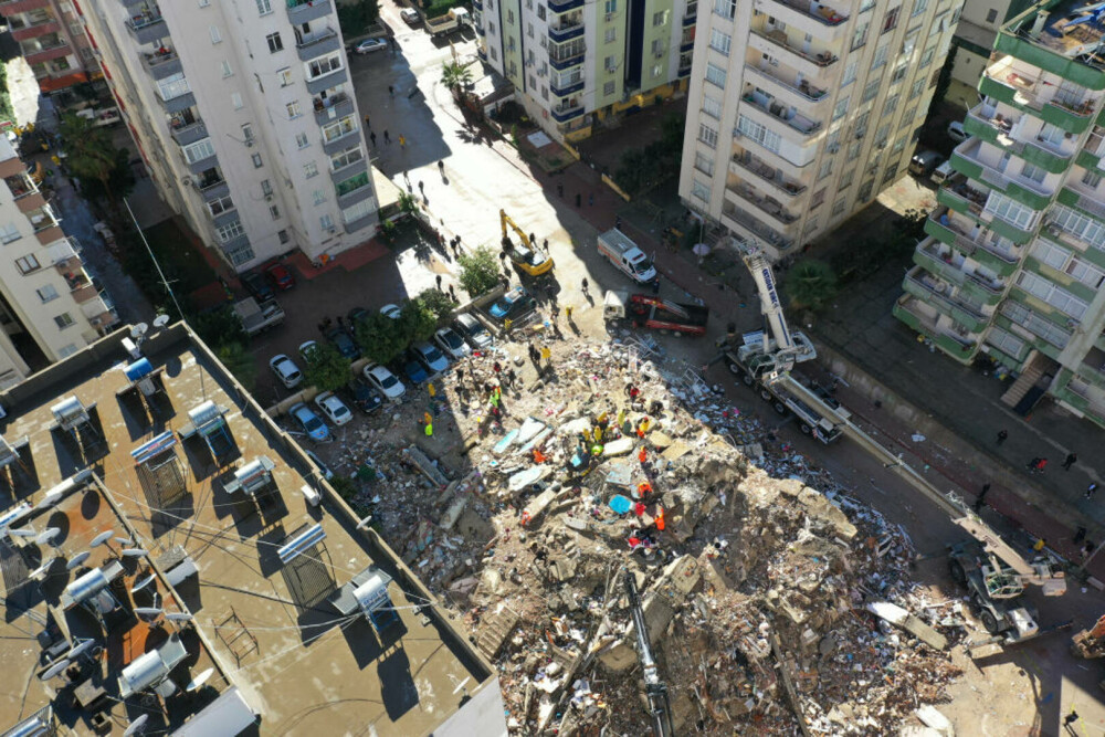 GALERIE FOTO. Imaginile dezastrului, după cutremurele din Turcia. Clădiri rase de pe fața Pământului, oameni sub dărâmături - Imaginea 35