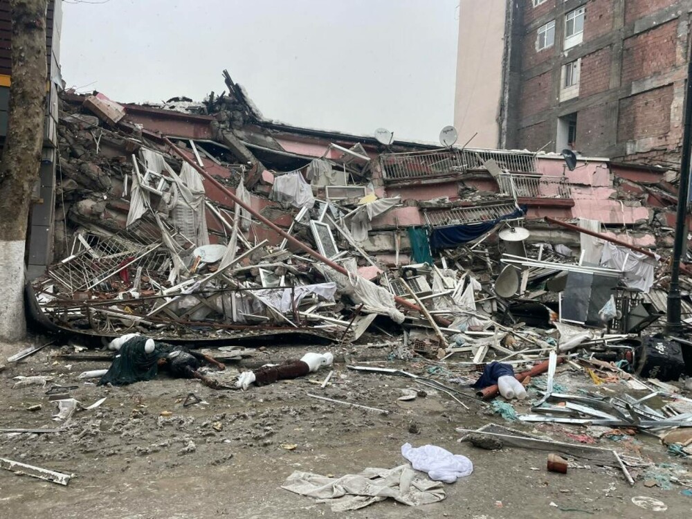GALERIE FOTO. Imaginile dezastrului, după cutremurele din Turcia. Clădiri rase de pe fața Pământului, oameni sub dărâmături - Imaginea 50