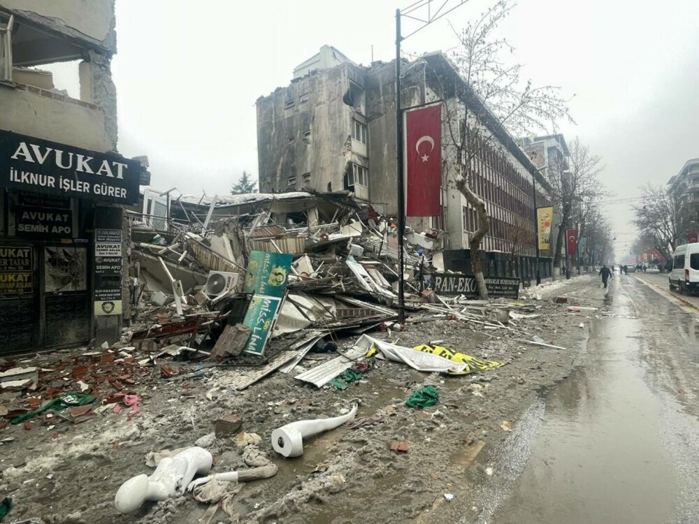 GALERIE FOTO. Imaginile dezastrului, după cutremurele din Turcia. Clădiri rase de pe fața Pământului, oameni sub dărâmături - Imaginea 51