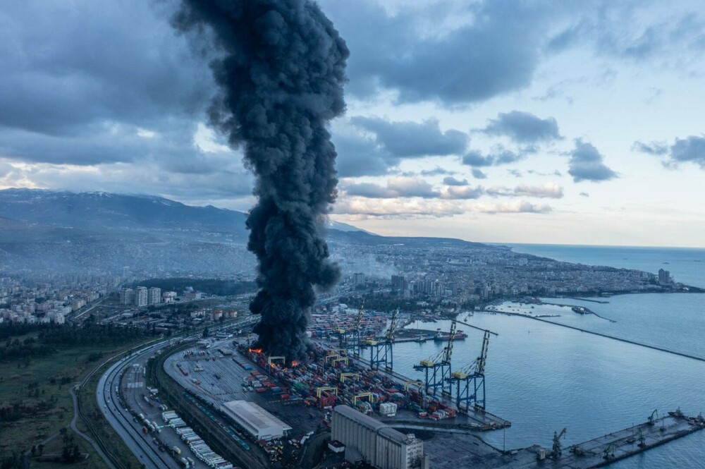 Un incendiu izbucnit în portul turc Iskenderun după cutremurele de luni continuă să ardă | VIDEO - Imaginea 1